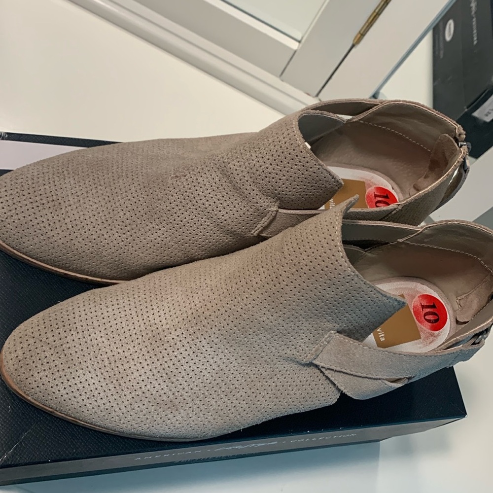 Woman’s size 10 closed toe tan casual shoe.